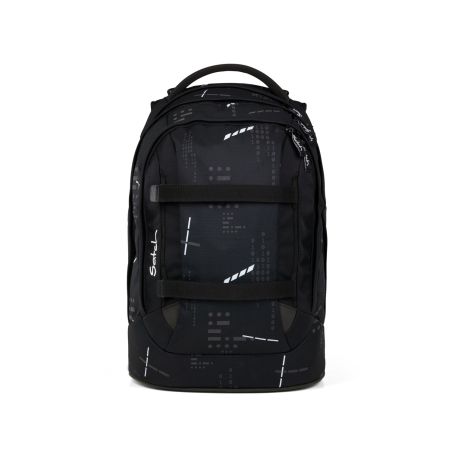 Schwarzer Rucksack mit abstraktem weiß-grauem Muster, Frontgriff und Reißverschlussfächern vor Weiß.