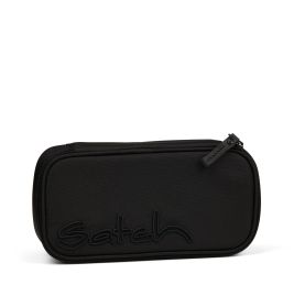 Schwarzes Etui mit Reißverschluss, vorne Satch aufgestickt.