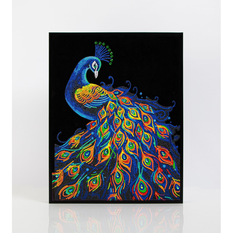 Perlenkunst eines bunten Pfaus vor schwarzem Hintergrund mit leuchtenden Federn und feinen Details.