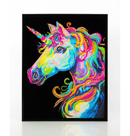 Buntes Einhornporträt mit Perlen, Regenbogenmähne und -horn auf schwarzem Grund, schwarz umrahmt.