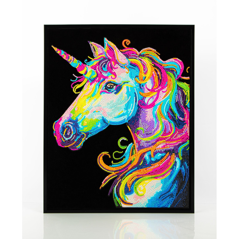Buntes Einhornporträt mit Perlen, Regenbogenmähne und -horn auf schwarzem Grund, schwarz umrahmt.