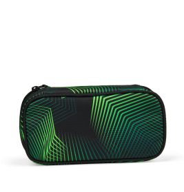Schwarzes Etui mit grünem Linienmuster, rechteckig, Reißverschluss, weißer Hintergrund.