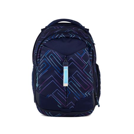 Dunkelblauer Rucksack mit bunten Linienmustern, frontal vor weißem Hintergrund abgebildet.