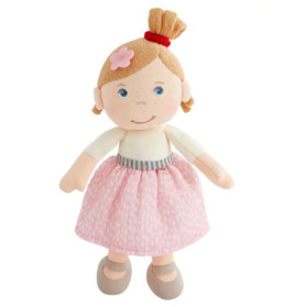 Stoffpuppe mit blonden Haaren, rosa Rock, grauen Schuhen und rosa Blume im Haar.