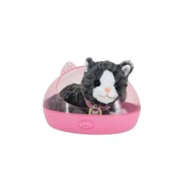 Schwarz-weißes Stoffkatzen-Spielzeug sitzt nach vorne gerichtet in einem pinken Plastikbett.