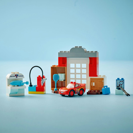 Duplo McQueens Besuch in Docs Werkstatt