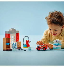 Duplo McQueens Besuch in Docs Werkstatt