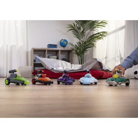 Fünf bunte Spielzeugautos stehen im Kinderzimmer auf dem Holzboden, eine Kinderhand berührt eines davon.