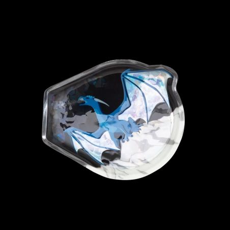 Auf einer glänzenden, unregelmäßig geformten Anstecknadel ist ein blauer Drache mit ausgebreiteten Flügeln zu sehen.