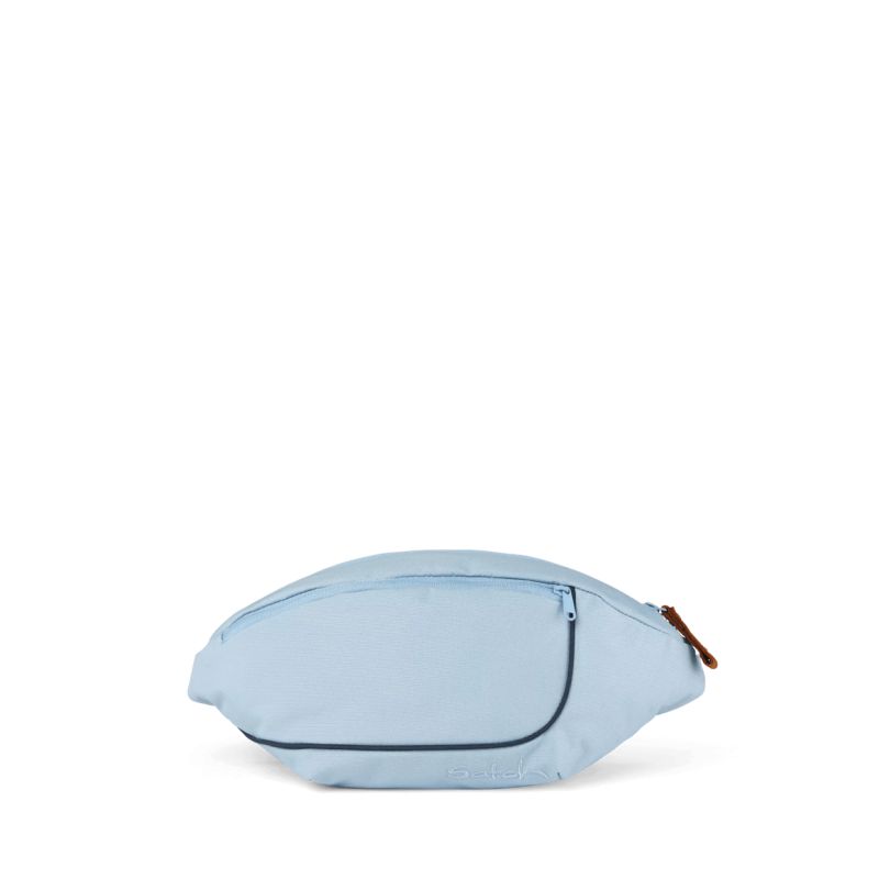 Hellblaue Bauchtasche mit Frontreißverschluss und kleinem braunen Reißverschluss, mittig auf weißem Hintergrund platziert.