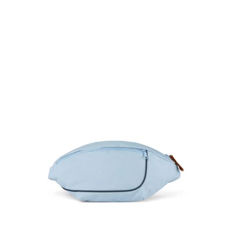 Hellblaue Bauchtasche mit Frontreißverschluss und kleinem braunen Reißverschluss, mittig auf weißem Hintergrund platziert.