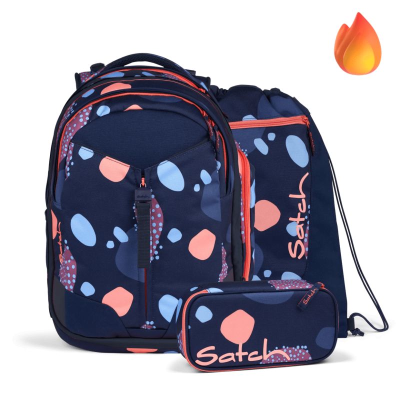 Satch Rucksack-Set in Dunkelblau mit pink-blauen Mustern inklusive passendem Etui und Turnbeutel.