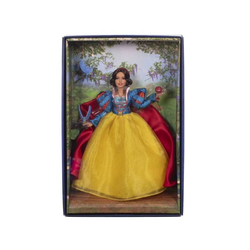 Schneewittchen-Puppe in Schaukasten mit gelbem Rock, blauem Oberteil, rotem Umhang und Apfel in der Hand.