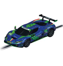 Blau-grüner Rennwagen mit der Nummer 47 und Cetilar-Logo fährt auf einer Rennstrecke.