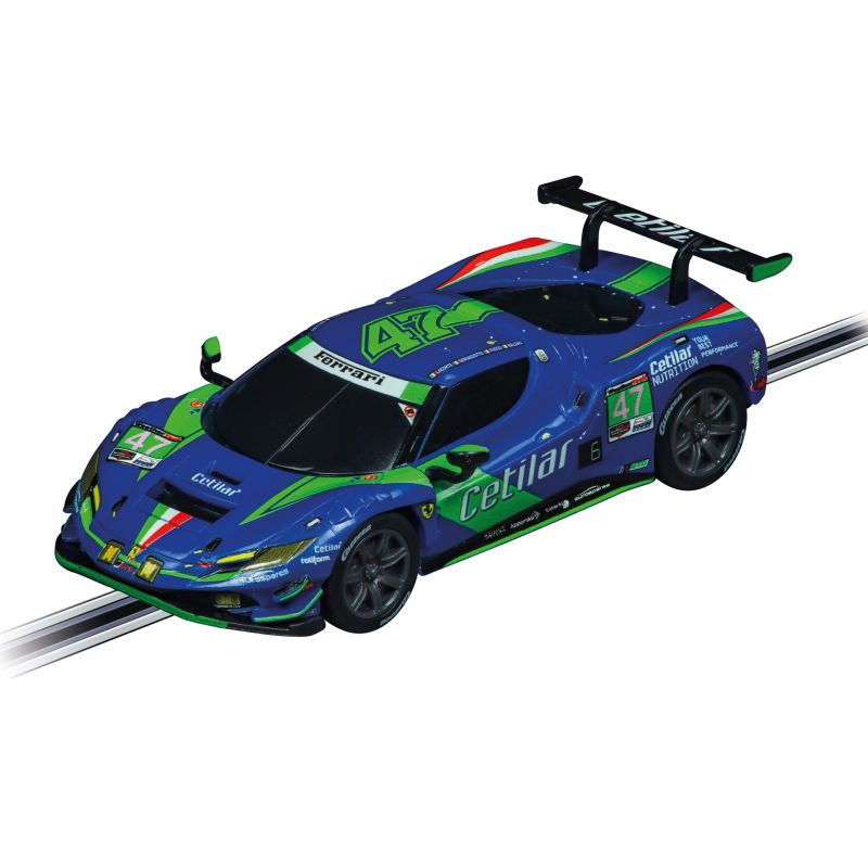 Blau-grüner Rennwagen mit der Nummer 47 und Cetilar-Logo fährt auf einer Rennstrecke.