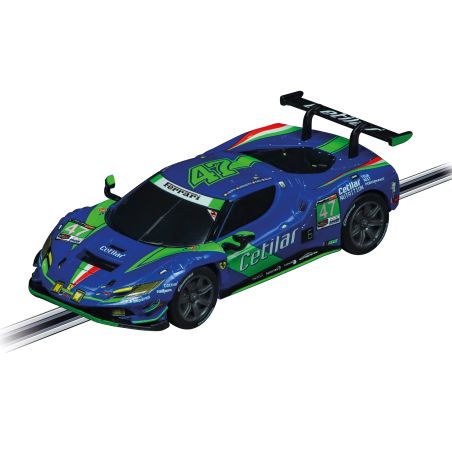 Blau-grüner Rennwagen mit der Nummer 47 und Cetilar-Logo fährt auf einer Rennstrecke.