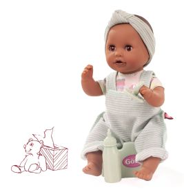 Eine Babypuppe in gestreifter Latzhose sitzt auf einem Töpfchen, daneben eine Flasche und eine Teddybärzeichnung.