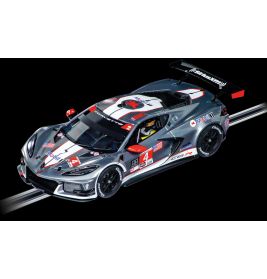 Ein silber-schwarzer Rennwagen mit roten Akzenten und der Nummer 4 fährt auf einer Rennstrecke.