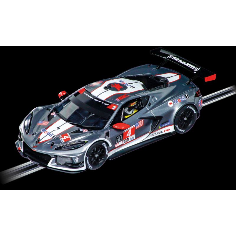 Ein silber-schwarzer Rennwagen mit roten Akzenten und der Nummer 4 fährt auf einer Rennstrecke.