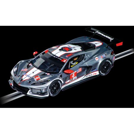 Ein silber-schwarzer Rennwagen mit roten Akzenten und der Nummer 4 fährt auf einer Rennstrecke.