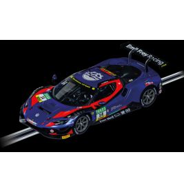 Blau-rotes Rennauto mit Sponsorlogos und großem Heckflügel vor schwarzem Hintergrund.