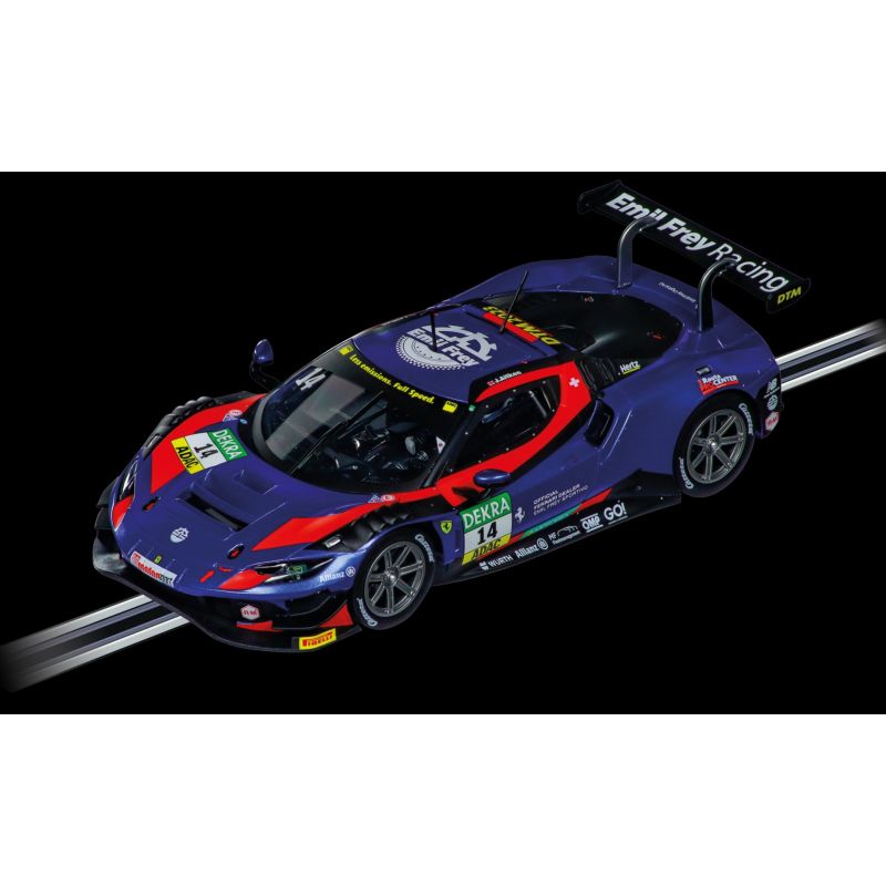 Blau-rotes Rennauto mit Sponsorlogos und großem Heckflügel vor schwarzem Hintergrund.