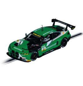 Grünes und schwarzes Slotcar im Rennsport-Design mit Sponsorenlogos und Heckflügeln auf der Rennstrecke.