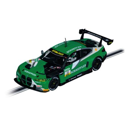 Grünes und schwarzes Slotcar im Rennsport-Design mit Sponsorenlogos und Heckflügeln auf der Rennstrecke.