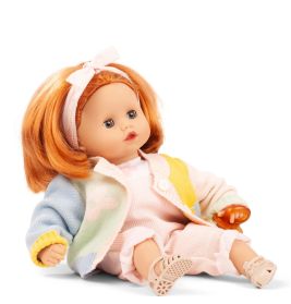 Eine rothaarige Puppe in Pastellkleidung und Stirnband hält einen Schnuller vor weißem Hintergrund.