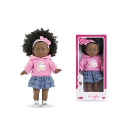 Schwarze Puppe mit Locken, rosa Hoodie, Jeansrock und Schleifenstirnband neben rosa-weißer Schachtel.