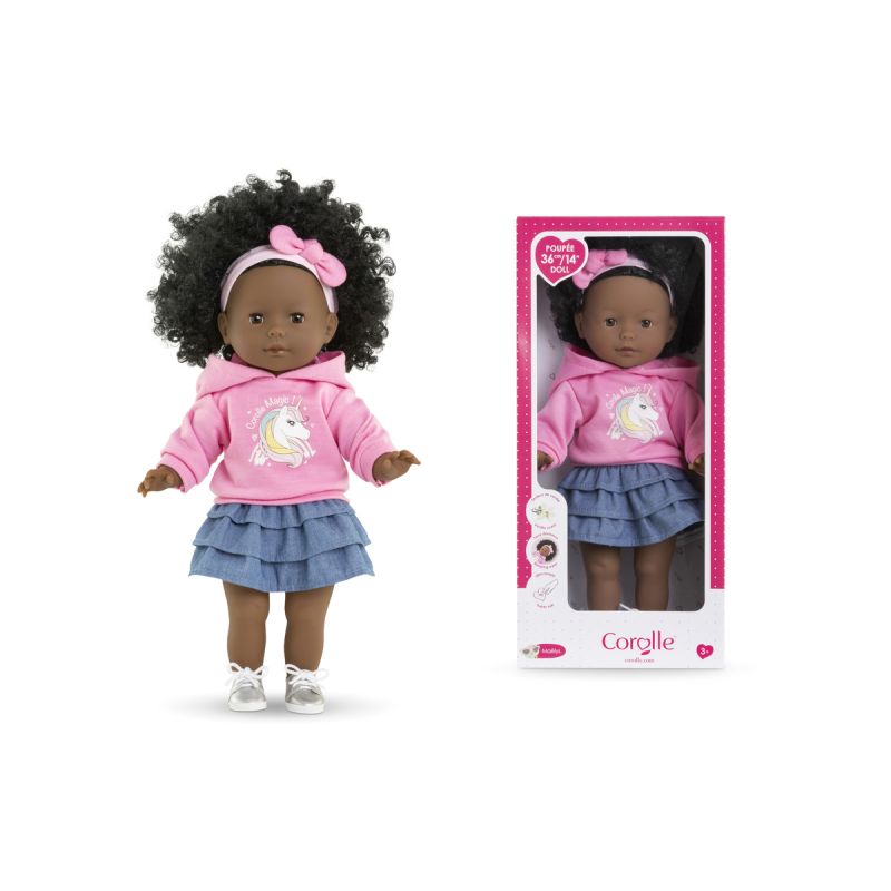 Schwarze Puppe mit Locken, rosa Hoodie, Jeansrock und Schleifenstirnband neben rosa-weißer Schachtel. Schwarze Puppe mit Locken, rosa Hoodie, Jeansrock und Schleifenstirnband neben rosa-weißer Schachtel.