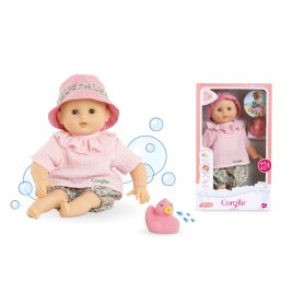 Babypuppe mit rosa Kleidung und Mütze, rosa Spielzeugente, dazu die Verpackungsbox im Hintergrund.