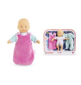 Babypuppe im rosa Schlafsack, mit Set aus Verpackung und zusätzlichen Outfits.