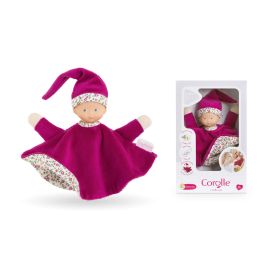 Plüsch-Babypuppe mit magentafarbener Kleidung und Mütze neben passender Verpackung.