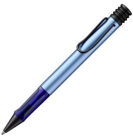 Ein blau-schwarzer, einziehbarer Kugelschreiber mit Clip liegt auf weißem Hintergrund.