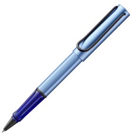 Blauer Füller mit schwarzem Clip und Griff, schräg auf weißem Hintergrund dargestellt.