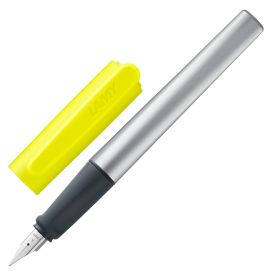 Silberner Füller mit schwarzem Griff und abgenommener, daneben liegender gelber Kappe.