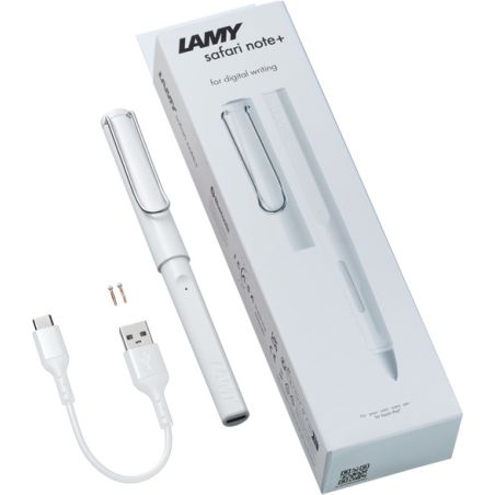 Weißer LAMY safari note+ Stift mit USB-C-Kabel, Ersatzspitzen und Verpackung auf weißem Hintergrund. Weißer LAMY safari note+ Stift mit USB-C-Kabel, Ersatzspitzen und Verpackung auf weißem Hintergrund.