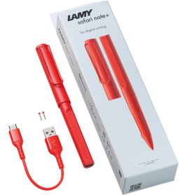 Roter LAMY Safari Note+ Digitalstift mit USB-C-Kabel und Produktverpackung auf weißem Hintergrund.