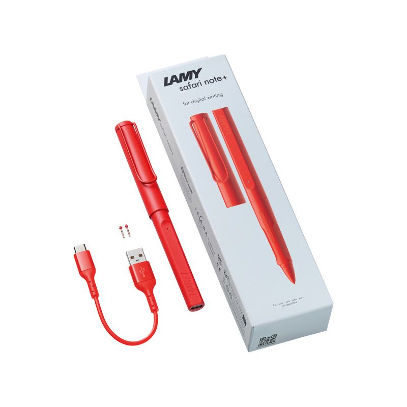 Roter LAMY Safari Note+ Digitalstift mit USB-C-Kabel und Produktverpackung auf weißem Hintergrund.