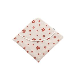 Beiges Kapuzenhandtuch mit rotem Blumenmuster, schräg gefaltet auf weißem Hintergrund.
