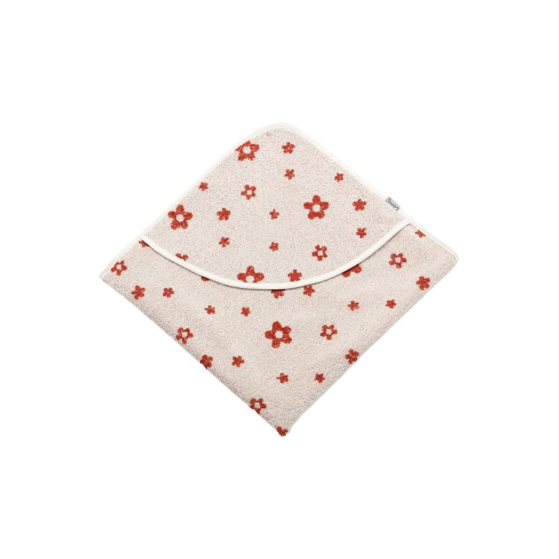 Beiges Kapuzenhandtuch mit rotem Blumenmuster, schräg gefaltet auf weißem Hintergrund.