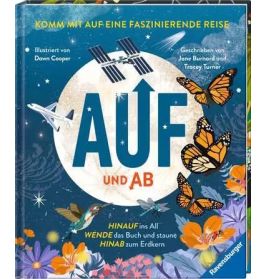Deutsches Kinderbuchcover: Mond, Schmetterlinge, Blumen, Sterne und Titel AUF UND AB auf blauem Hintergrund.