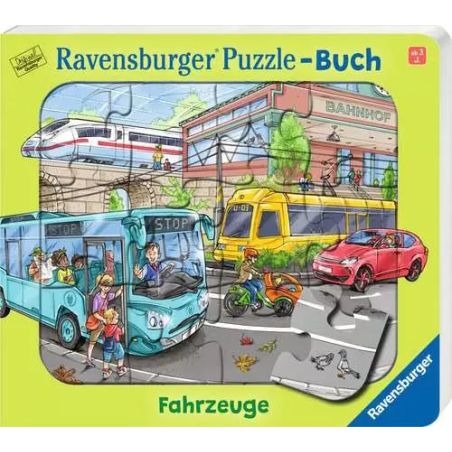 Cover eines Kinder-Rätselbuchs mit Fahrzeugen, Bahnhof, Bus, Ambulanz und spielenden Kindern.