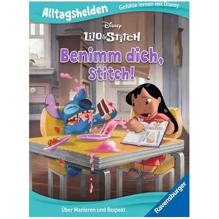 Lilo und Stitch sitzen am Tisch; während Lilo Hausaufgaben macht, sorgt Stitch für Unordnung.