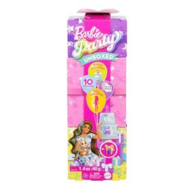 Barbie-Party-Spielset mit Barbie, Kuchen, Geschenken und Partyzubehör vor rosa Hintergrund.