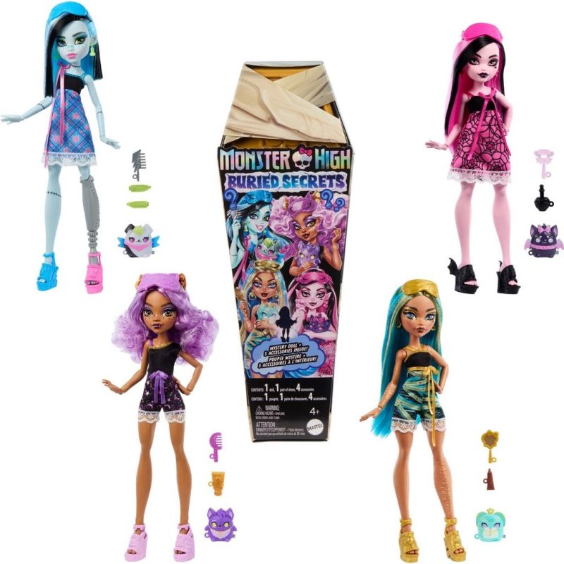 Vier Monster High Puppen mit Zubehör sind um eine sargförmige Buried Secrets Box in der Mitte angeordnet.
