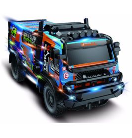 Bunter Spielzeug-Renntruck mit Aufklebern, Blinklichtern und robusten Reifen vor weißem Hintergrund.