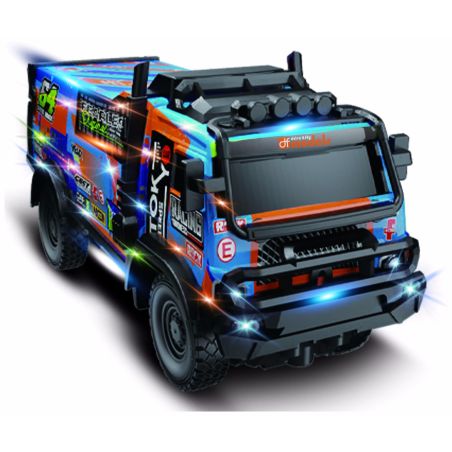 Bunter Spielzeug-Renntruck mit Aufklebern, Blinklichtern und robusten Reifen vor weißem Hintergrund.