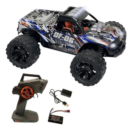 Ferngesteuerter Monstertruck in Schwarz-Orange mit Controller, Ladegerät und Akku.